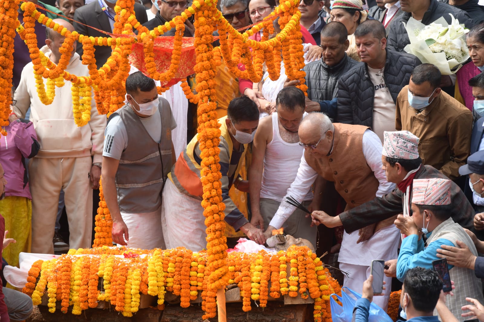 पशुपति आर्यघाटमा ओलीका पिता मोहनप्रसाद ओलीको गरियो अन्तेष्टि
